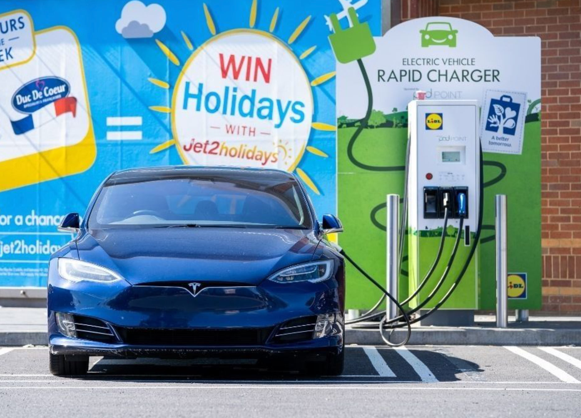 Lidl 乐动体育 英超2019赞助商pod点快速充电器与tesla